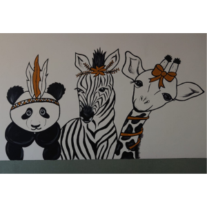 Een muurschildering op een kinderkamer in de bijpassende kleuren. De kinderkamer ziet er zo gelijk vrolijk uit.