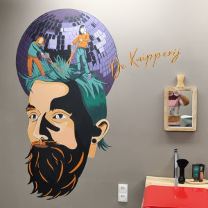 Het logo van een kapsalon op de muur. Hier wel een baard aan toegevoegd. De kapsalon heeft hiermee zijn identiteit duidelijk op de muur staan en samen met de rest van de inrichting geeft het een mooie sfeer in de kapsalon.
