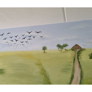 Een muurschildering van een uitzicht met paarden en honden. Het zijn de dieren van de eigenaar zelf, dit maakt het een persoonlijke unieke muurschildering